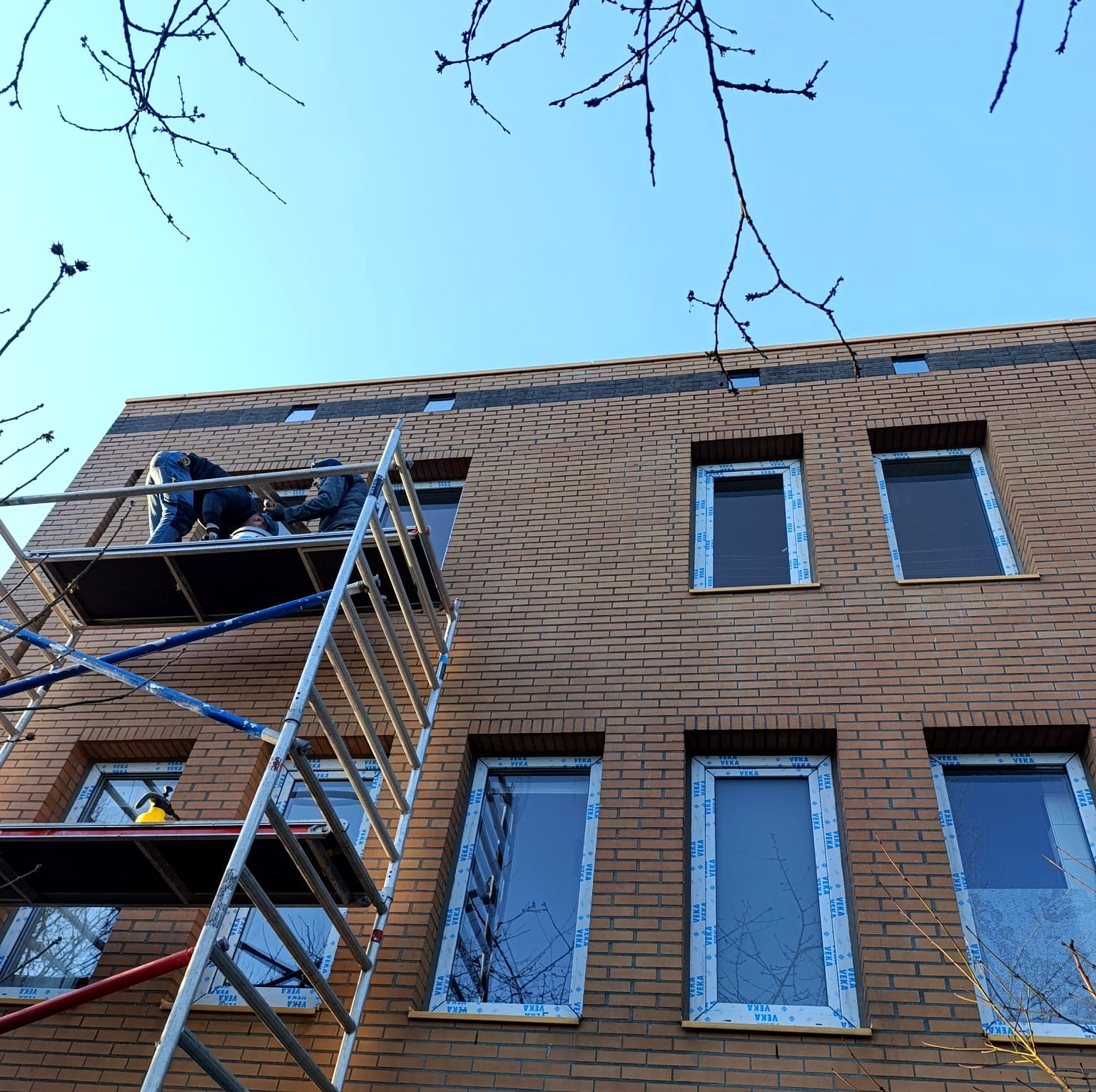 Monteurs van Terra Construction plaatsen een schuifpui